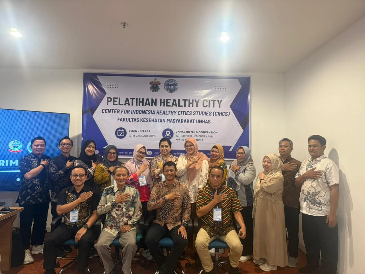 Foto bersama peserta dan fasilitator Pelatihan Healthy City CIHCS Fakultas Kesehatan Masyarakat Universitas Hasanuddin sebagai komitmen bersama mendorong penyelenggaraan Kota Sehat yang berkelanjutan.